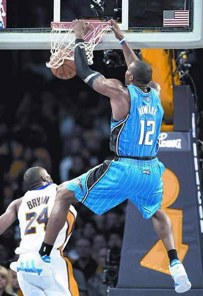 10霍华德加强站扣! 有的兄弟大家都顶起来!